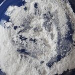 Bicarbonato di sodio in un contenitore, utilizzato per risolvere problemi di giardinaggio.