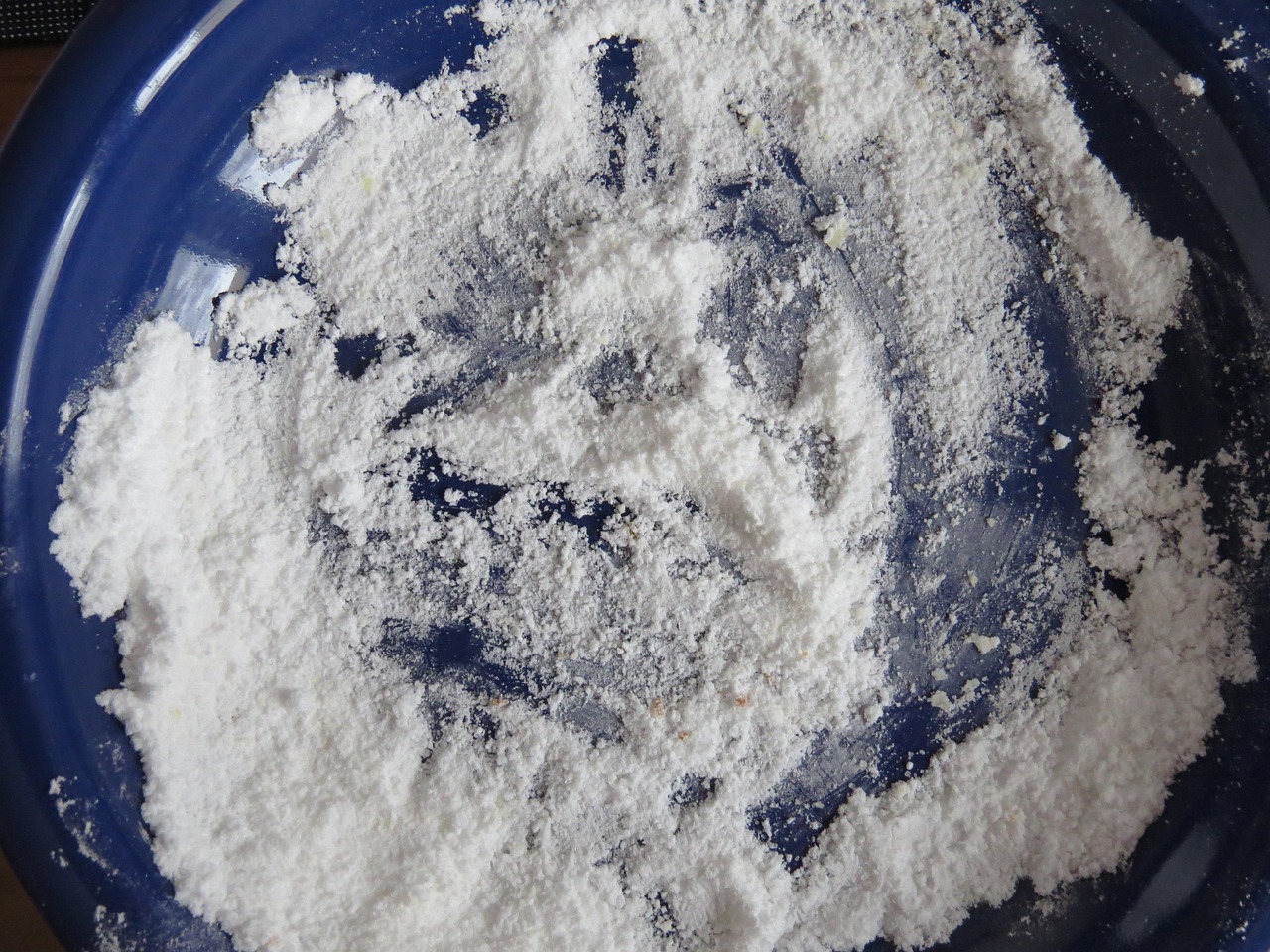 Bicarbonato di sodio in un contenitore, utilizzato per risolvere problemi di giardinaggio.