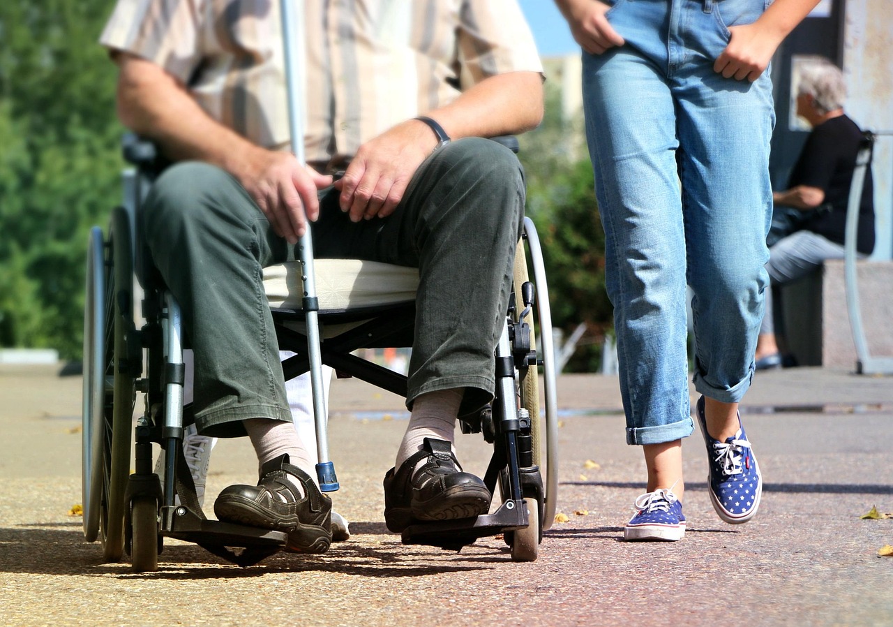 Persona con disabilità che riceve assistenza, simbolo delle agevolazioni per invalidità civile al 74% nel 2025.