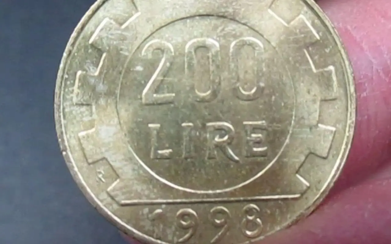 Monete da 500 lire bimetalliche con valore collezionistico in evidenza su sfondo neutro.