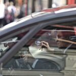 Uomo anziano consulta documenti per esenzione bollo auto, rappresentando il tema dell'articolo.