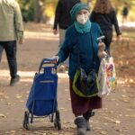 Anziano assistito in casa, rappresentante il bonus di 850 euro per chi si occupa di over 80.