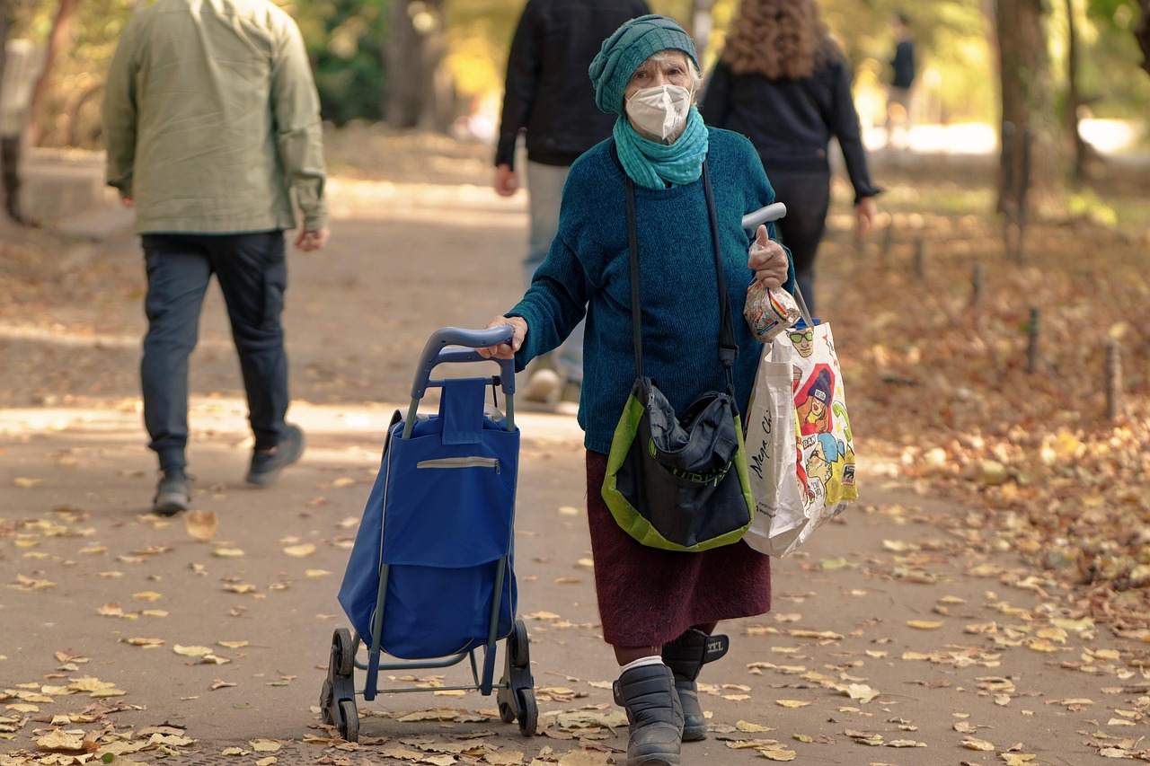 Anziano assistito in casa, rappresentante il bonus di 850 euro per chi si occupa di over 80.