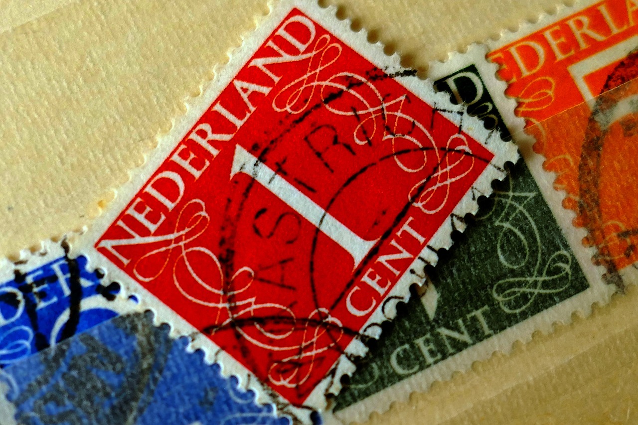 Immagine del nuovo buono postale con grafico degli interessi in crescita e titolo dell'articolo.