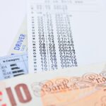 Uomo anziano sorride con un documento di esenzione dal bollo auto, simbolo di agevolazione per over 70.