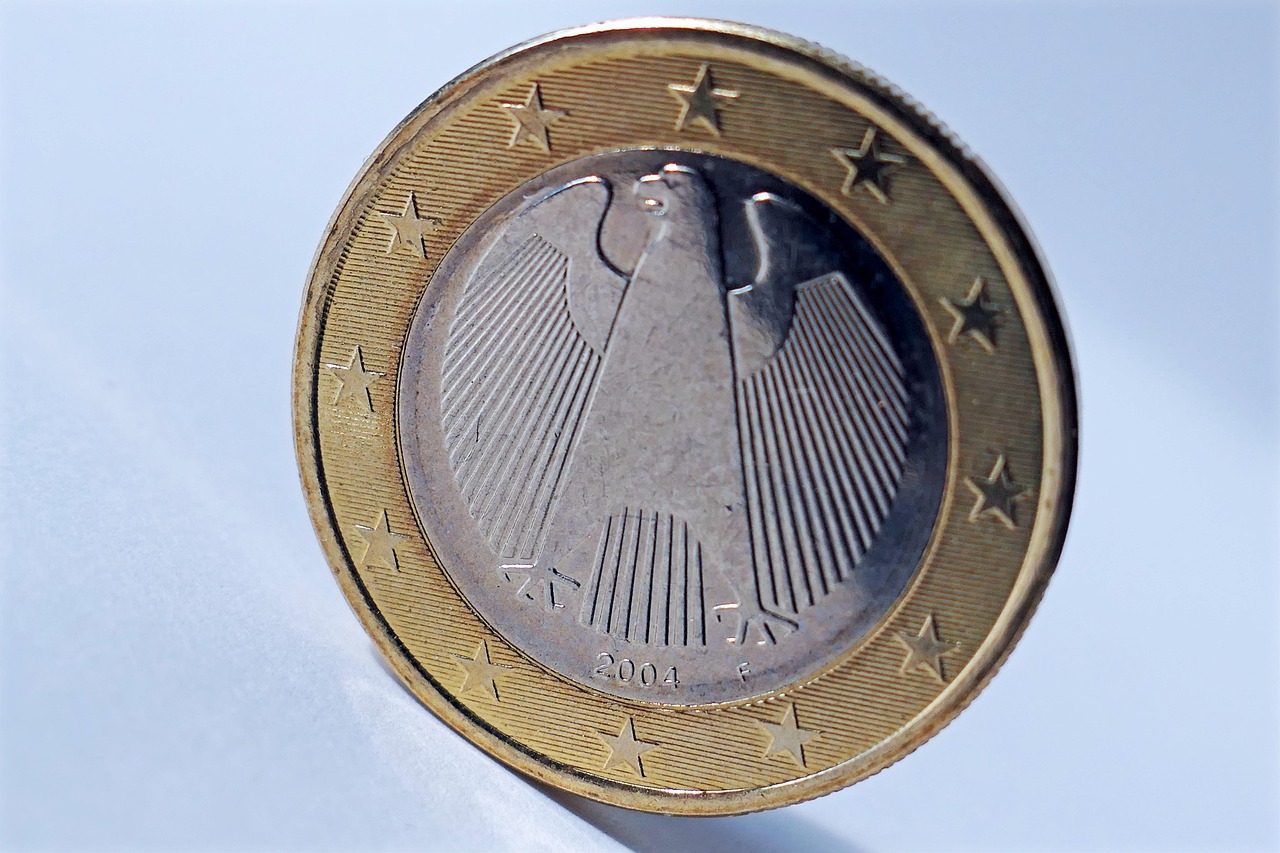 Moneta da 1 euro con l'aquila, simbolo di valore e storia della valuta europea.